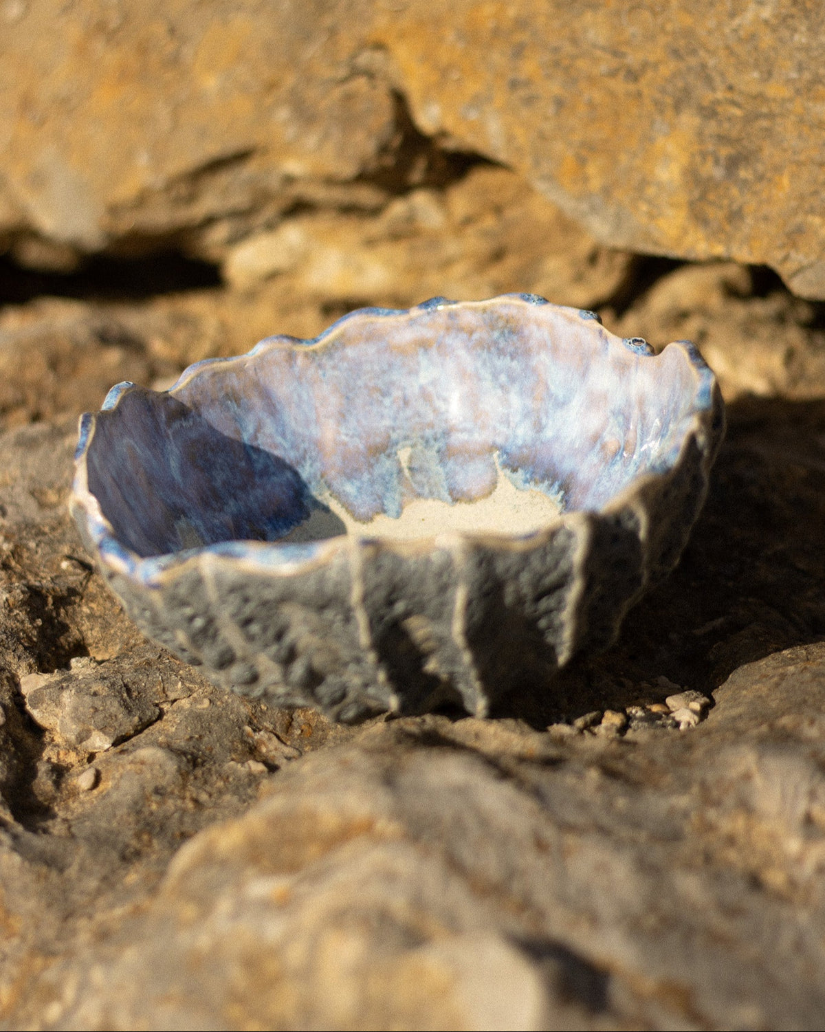 Taça Irregular Cerâmica Artesanal Textura Rochosa Tom Gelo Feita à Mão em Portugal