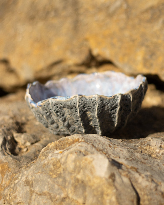 Taça Irregular Cerâmica Artesanal Textura Rochosa Tom Gelo Feita à Mão em Portugal