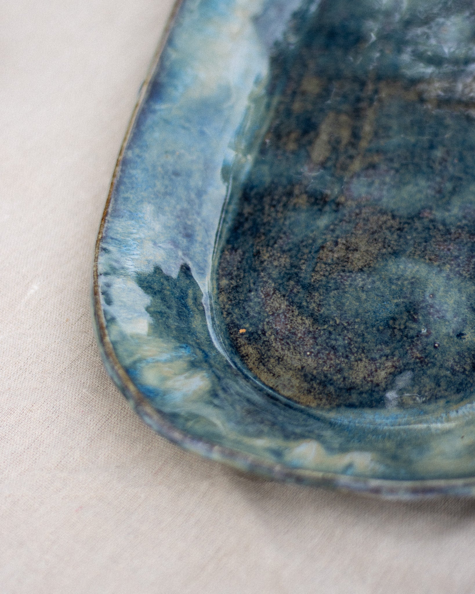 Travessa Oval Cerâmica Artesanal Azul e Verde Efeito Mar Feita à Mão em Portugal