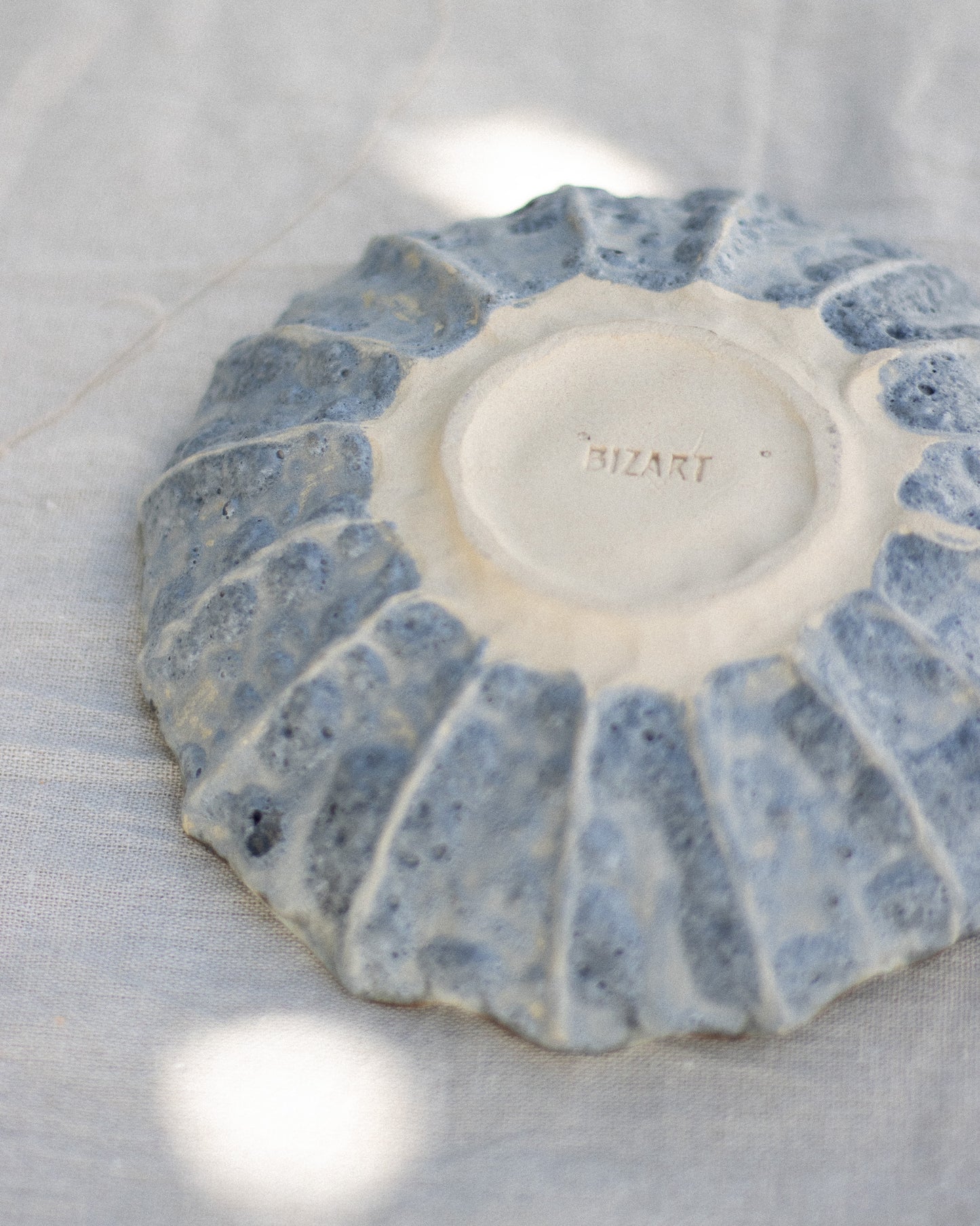 Prato Sobremesa Irregular Cerâmica Azul  Textura Rochosa Feito à Mão Portugal